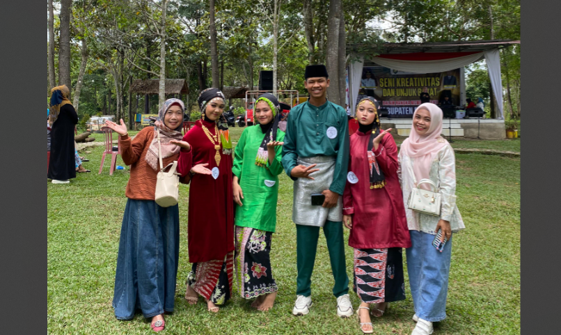 SISWI MAN 1 BUNGO PLUS KETERAMPILAN RAIH JUARA 1 PADA LOMBA VOKAL SOLO TINGKAT SMA/PERGURUAN TINGGI SE-KABUPATENÂ BUNGO