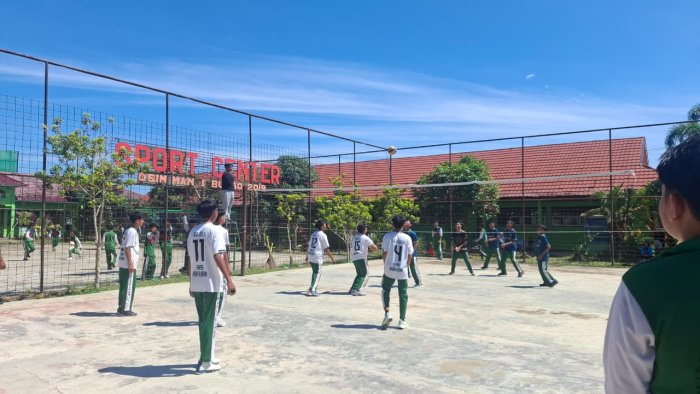 Persaingan Ketat Voli Putra XI IPS 3 vs XI IPS 1 di Porseni MAN 1 Bungo