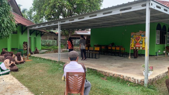 Siswa Kelas XI Bahasa Gelar Teater Tugas Akhir Seni Budaya