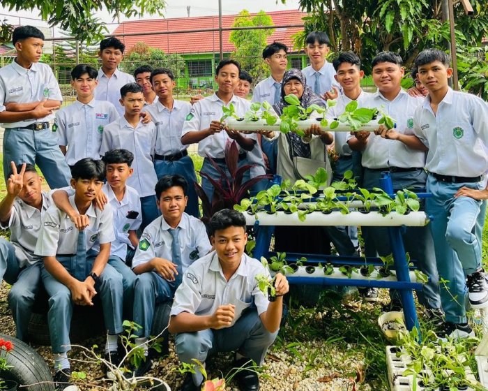 Siswa MAN 1 Bungo Panen Sawi Hidroponik Perdana