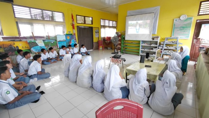 Siswa MAN 1 Bungo Tonton Film Inspiratif dan Menulis Resensi di Perpustakaan