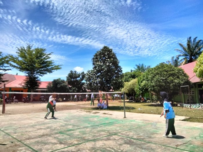 Pertandingan Sengit Badminton Putri Porseni MAN 1 Bungo