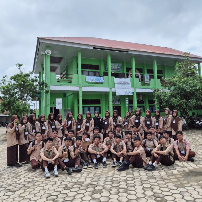 Siswa XII MIPA 1 MAN 1 Bungo Abadikan Momen Usai UMBK