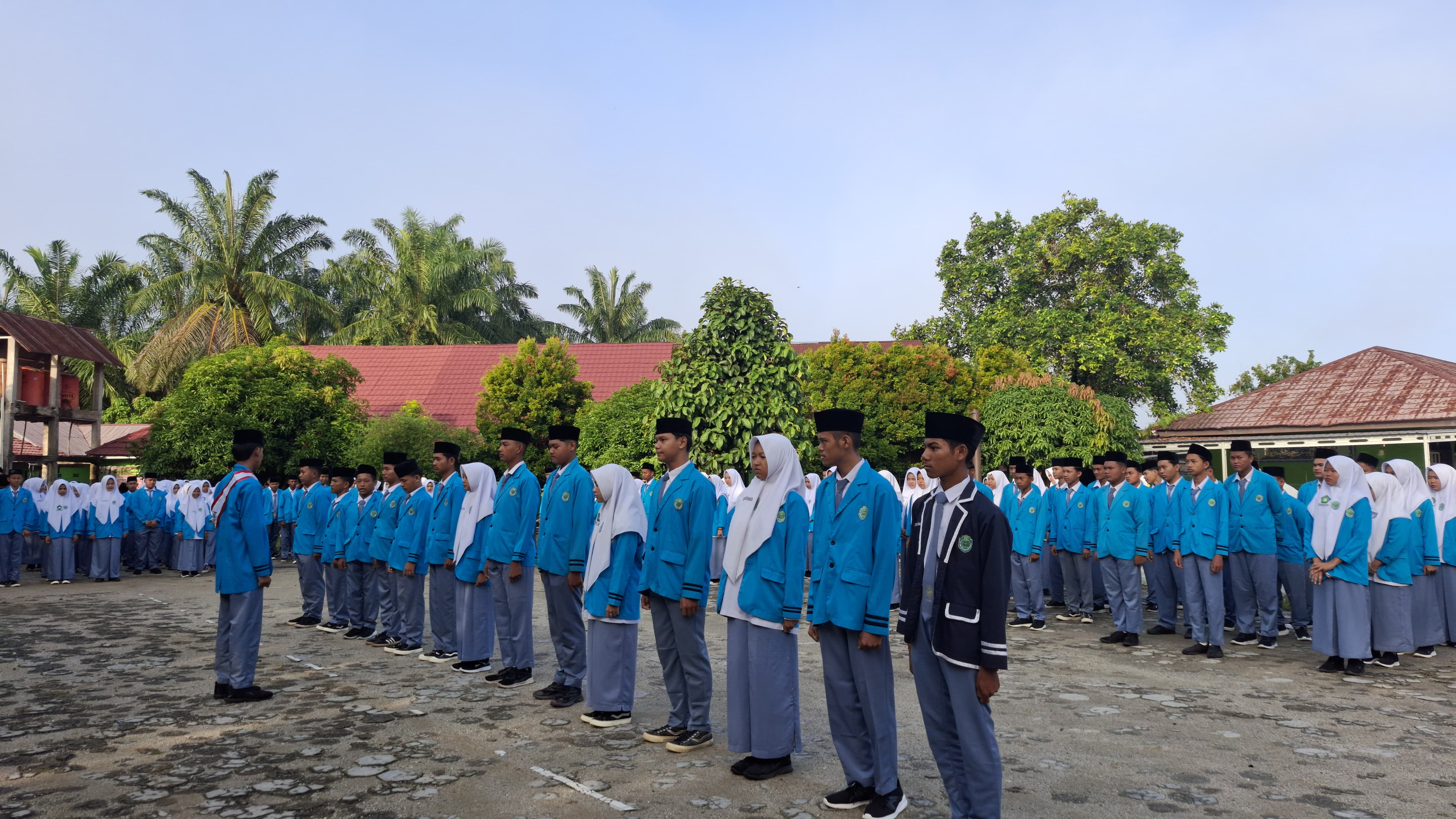 Kaur Tata Usaha MAN 1 Bungo Plus Keterampilan Soroti Kedisiplinan Siswa dalam Upacara Bendera