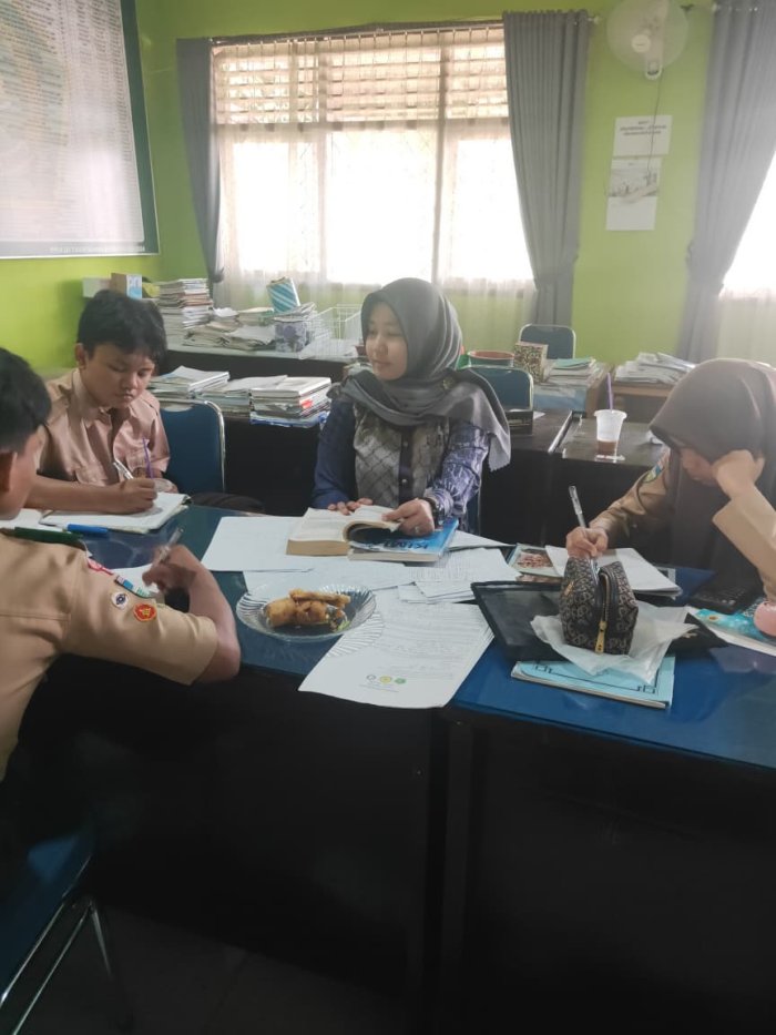 JELANG OMI 2025, GURU PEMBIMBING SAINS LAKUKAN BIMBINGAN INTENSIF UNTUK SISWA