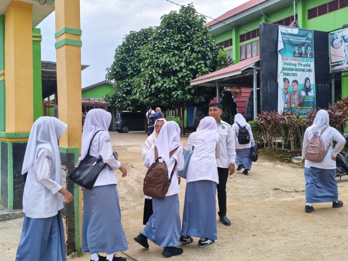 Guru Piket MAN 1 Bungo Sambut Siswa di Gerbang Utama, Tanamkan Disiplin dan Karakter Positif