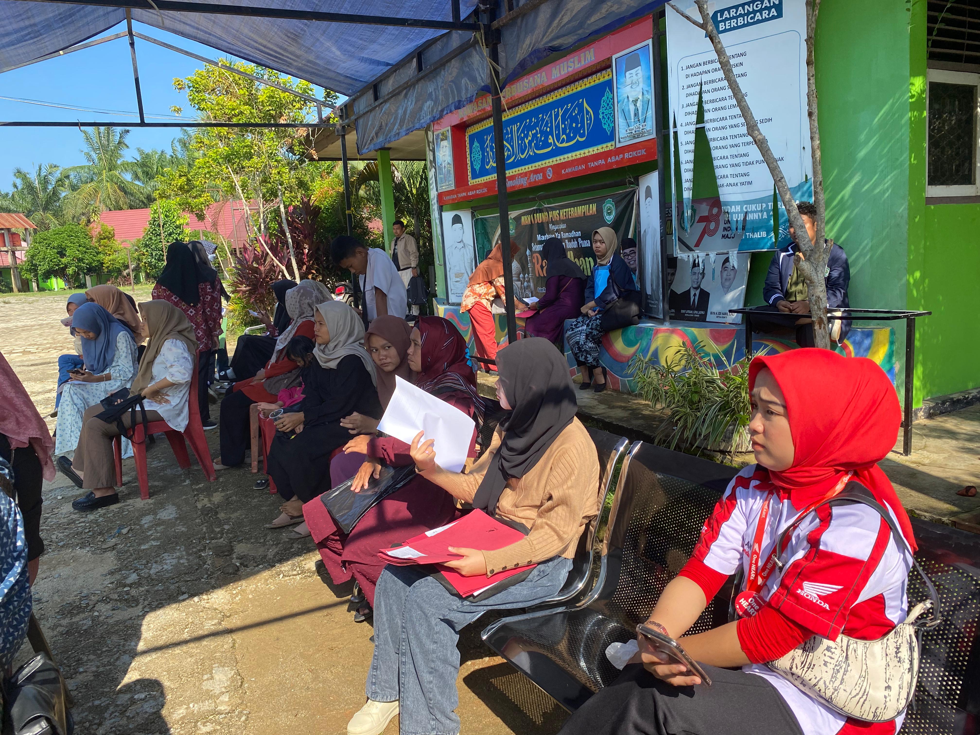 KONDISI CUACA SANGAT MENDUKUNG DI HARI PERTAMA PENYERAHAN BERKAS PESERTA DIDIK BARU MAN 1 BUNGO PLUS KETERAMPILAN