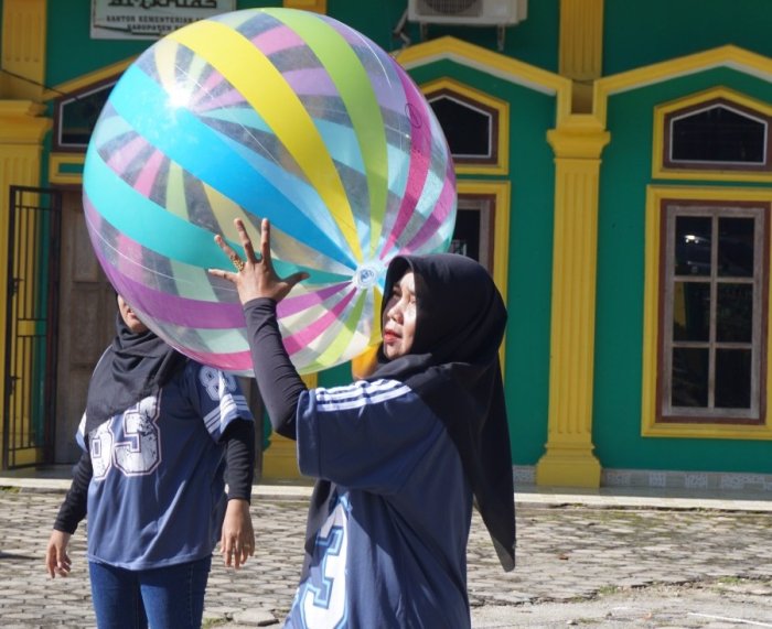 Guru MAN 1 Bungo Meriahkan Lomba Voli Gembira HAB Kemenag ke-79