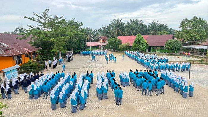 Ibu Kasmaini Pimpin Upacara Bendera dengan Pesan Inspiratif