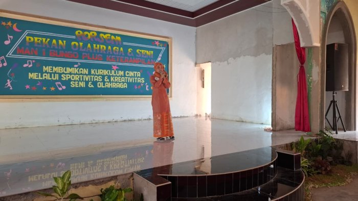 Lomba Lagu Daerah Putri PORSENI MAN 1 Bungo Cetak Siswa Berprestasi