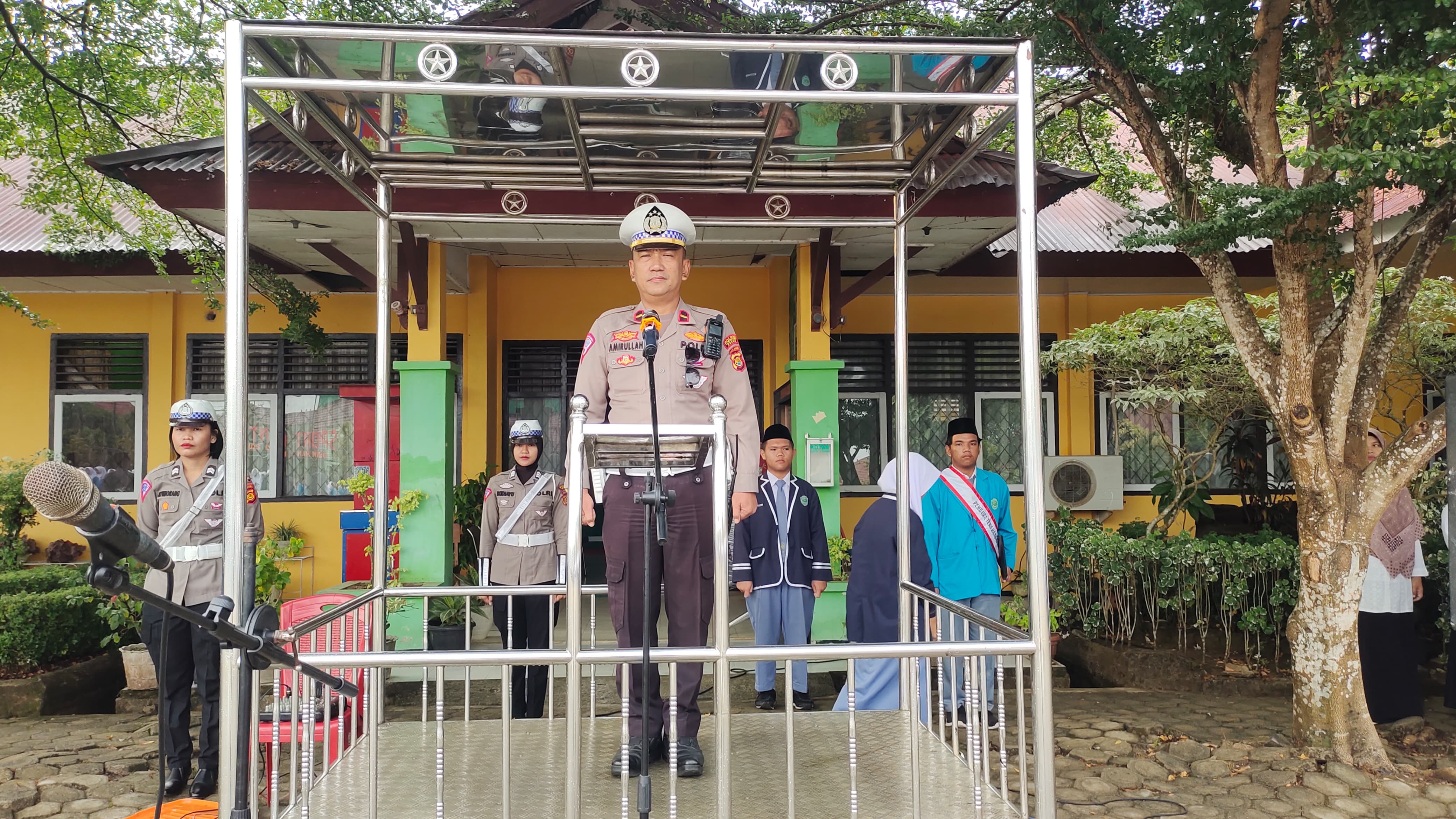 PEMBINA UPACARA BENDERA SENIN  KEMARIN DI MAN 1 BUNGO DARI PIHAKÂ POLRESÂ BUNGO