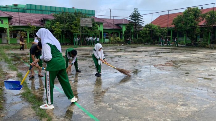 Anggota OSIM MAN 1 Bungo Bersihkan Sport Center Jelang Class Meeting