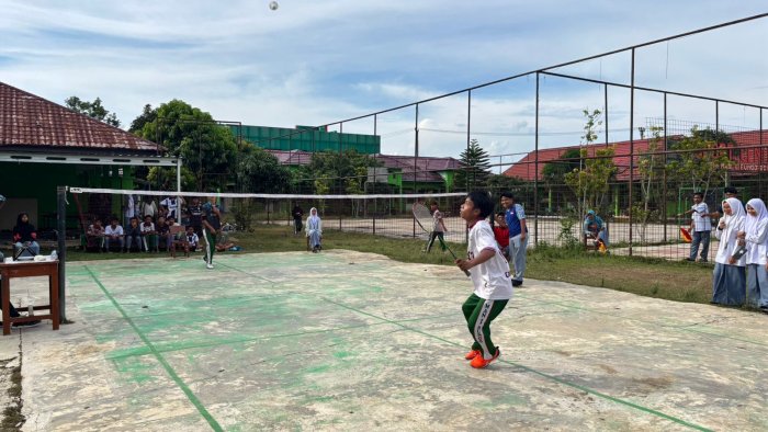 Kelas XII IPS 3 Raih Juara Tiga Badminton PORSENI MAN 1 Bungo