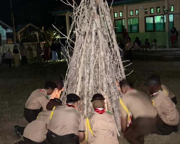 Upacara Api Unggun Meriahkan Perkemahan Pramuka di Bedaro