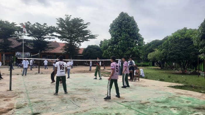 Pertandingan Sepak Takraw XI IPS 2 vs XI IPA 1 Warnai Class Meeting MAN 1 Bungo