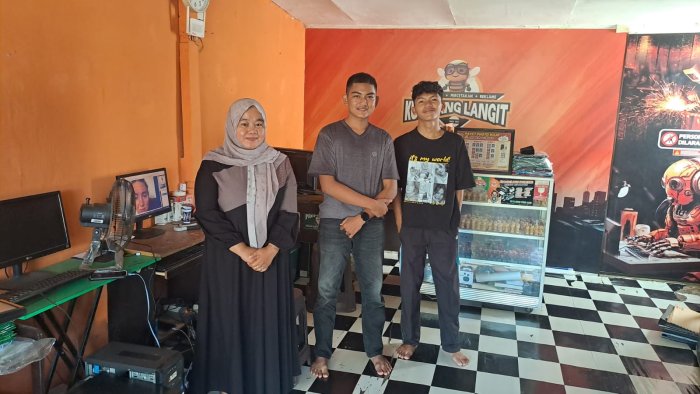 Guru Pembimbing PKL Kunjungi Siswa Teknik Elektronika MAN 1 Bungo di Percetakan Kumbang Langit