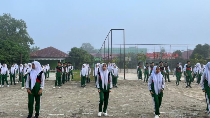 Lawan Langit Mendung, Ratusan Siswa MAN 1 Bungo Tetap Kobarkan Semangat Senam Sabtu Pagi