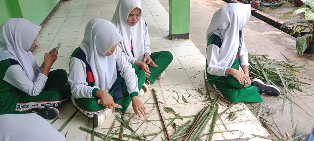 Siswa MAN 1 Bungo Lestarikan Budaya Lokal Melalui Kerajinan Anyaman