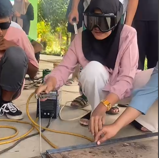 Tim IT MAN 1 Bungo Dokumentasikan Praktik Pengelasan Siswi