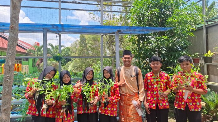 MAN 1 Bungo Kembangkan Hidroponik untuk Pendidikan Berbasis Cinta