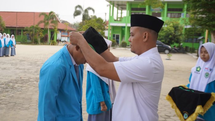 Kepala MAN 1 Bungo Pasang Kartu Peserta TKA Secara Simbolis
