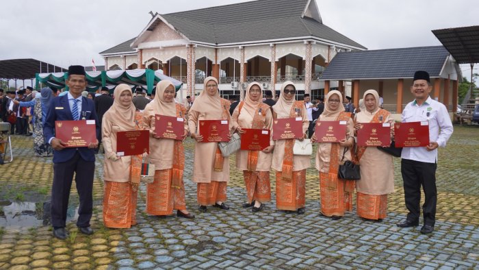 Guru MAN 1 Bungo Terima Satyalencana Karya Satya X Tahun