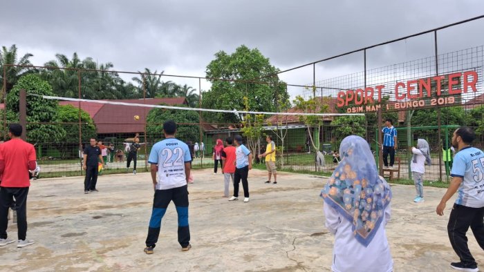 Servis, Smash, dan Senyum : Guru dan Siswa MAN 1 Bungo Gelar Voli Bersama