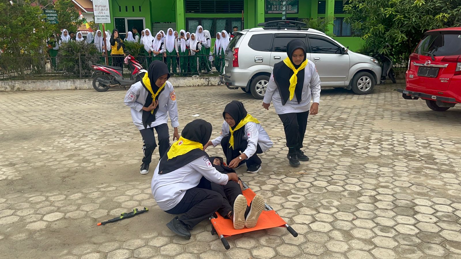 ATRAKSI EDUKATIF PMR MAN 1 BUNGO PERKAYA KEGIATAN MAPABA DENGAN SEJARAH PALANG MERAH DUNIA