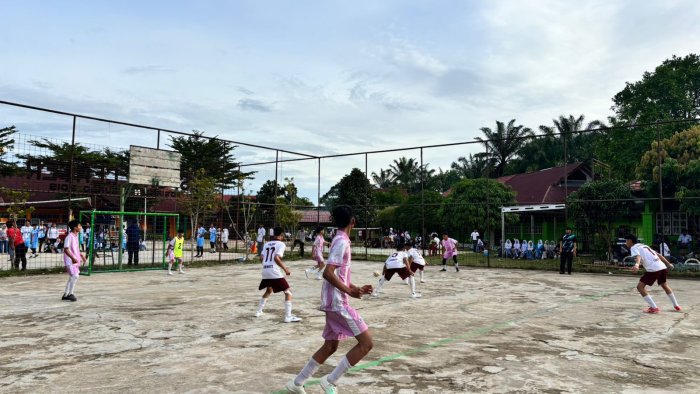 Pertandingan Futsal XI IPS 2 vs XII IPS 2 Warnai Porseni MAN 1 Bungo