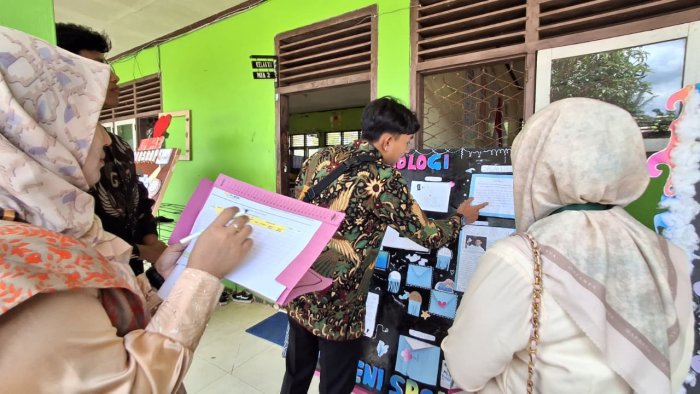 Pengawas MA Zulyadaini Juri Lomba Mading Porseni MAN 1 Bungo