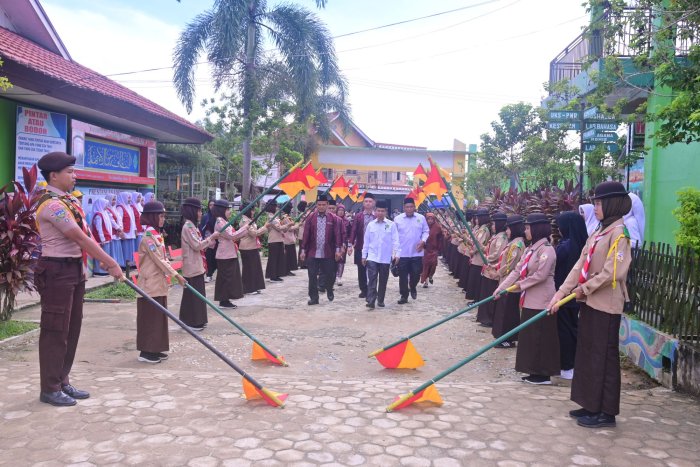 Pramuka MAN 1 Bungo Sambut Kemenag di Haflatul Ikhtitam Pramuka MAN 1 Bungo Sambut Kemenag di Haflatul Ikhtitam