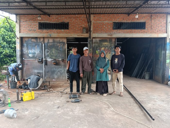 Guru Pembimbing Pantau Siswa PKL Teknik Pengelasan MAN 1 Bungo di Bengkel Las Kulub dan Barokkah