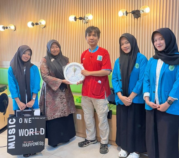 Guru MAN 1 Bungo Jemput Siswa PKL Tata Boga di Cafe Barka