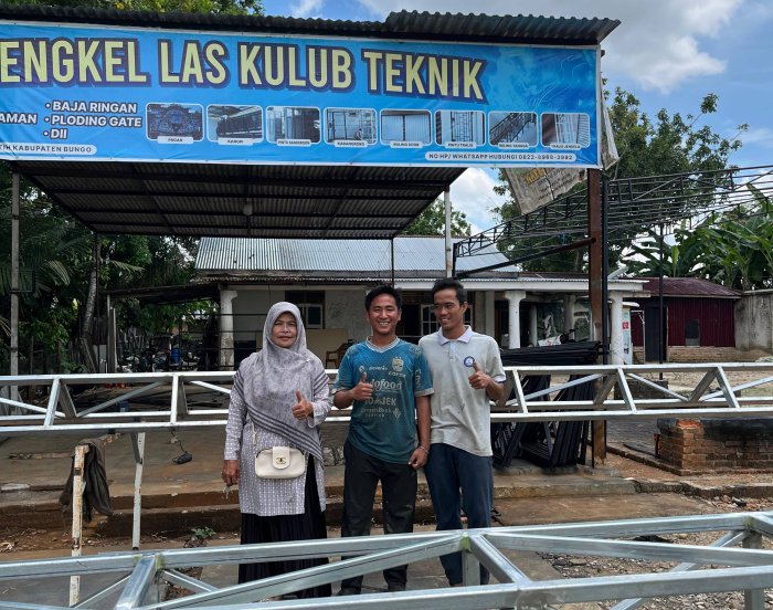 Guru PKL MAN 1 Bungo Pantau Siswa di Empat Bengkel Las