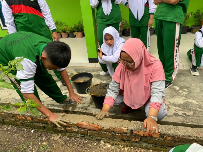 X Bahasa  MAN 1 Bungo Perkuat Kebersamaan Melalui Gotong Royong