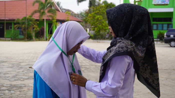 MAN 1 Bungo Resmi Mulai TKA dengan Pemasangan Kartu Peserta