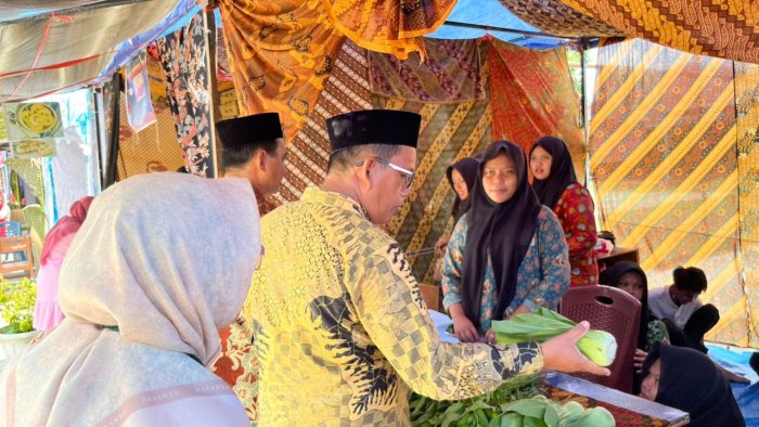 Kasi Penmad Kemenag Bungo Apresiasi Sayuran Hidroponik Siswa MAN 1 Bungo