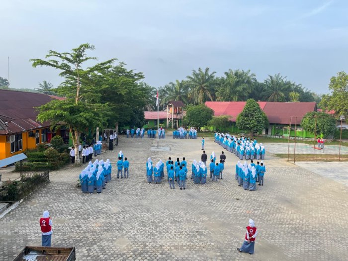 MAN 1 Bungo Gelar Upacara Bendera, Waka Kesiswaan Tekankan Pentingnya Disiplin