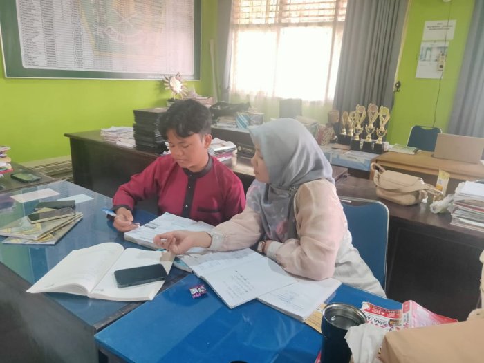 Guru MAN 1 Bungo Intensif Bimbing Siswa Jelang OMI Nasional