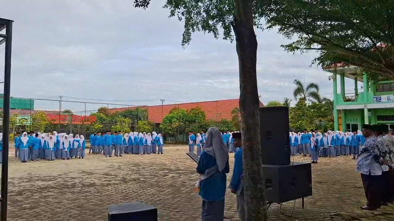 PERINGATAN HARI GURU NASIONAL KE-79 MAN 1 BUNGO PLUS KETERAMPILAN BERJALAN LANCARÂ DANÂ MERIAH