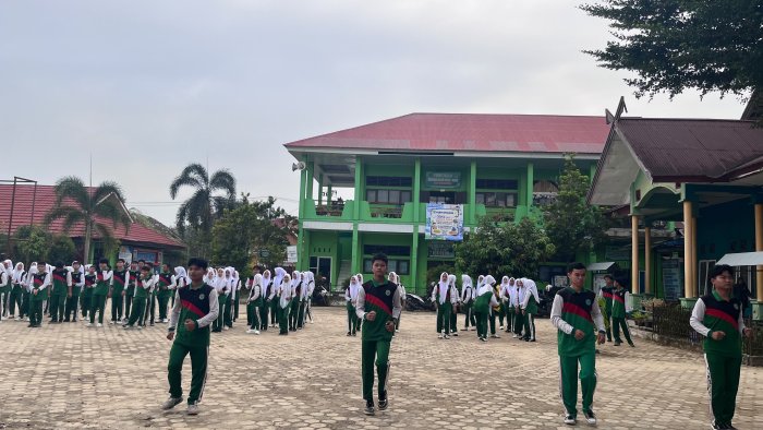 Senam Sehat Sabtu Pagi Sebelum Pembelajaran, Siswa MAN 1 Bungo Tampil Semangat dan Bugar Senam Sehat Sabtu Pagi Sebelum Pembelajaran, Siswa MAN 1 Bungo Tampil Semangat dan Bugar