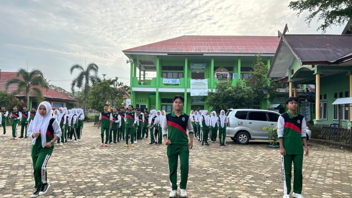Davva Okta Dwirawa Pimpin Senam Pagi di MAN 1 Bungo