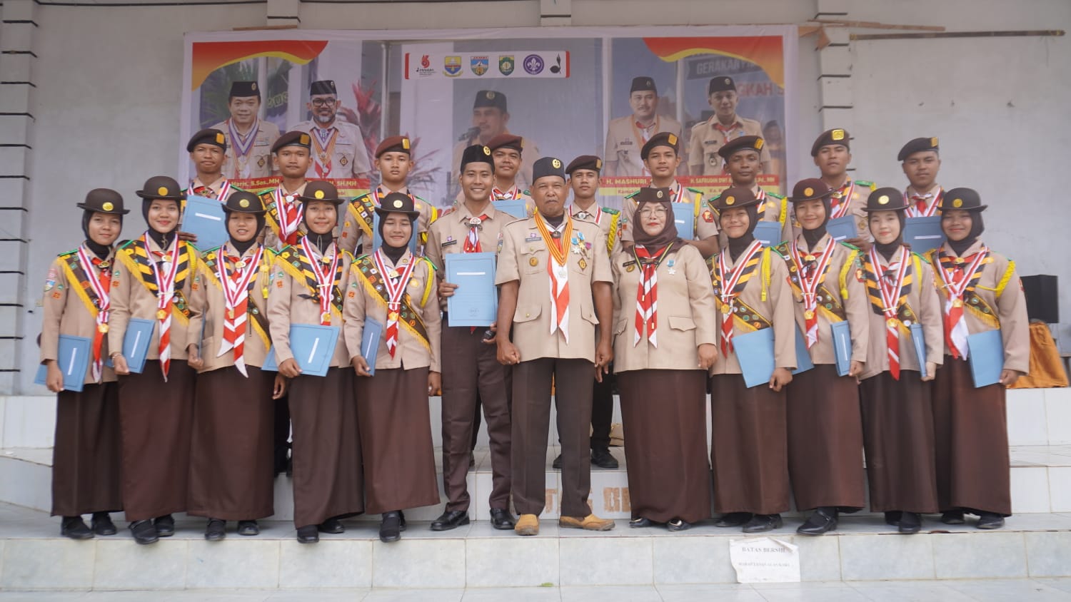 ANGGOTA PRAMUKA MAN 1 BUNGO PLUS KETERAMPILAN DI LANTIK   MENJADI PRAMUKA GARUDA GOLONGAN PENEGAK OLEHÂ KAMABICABÂ BUNGO