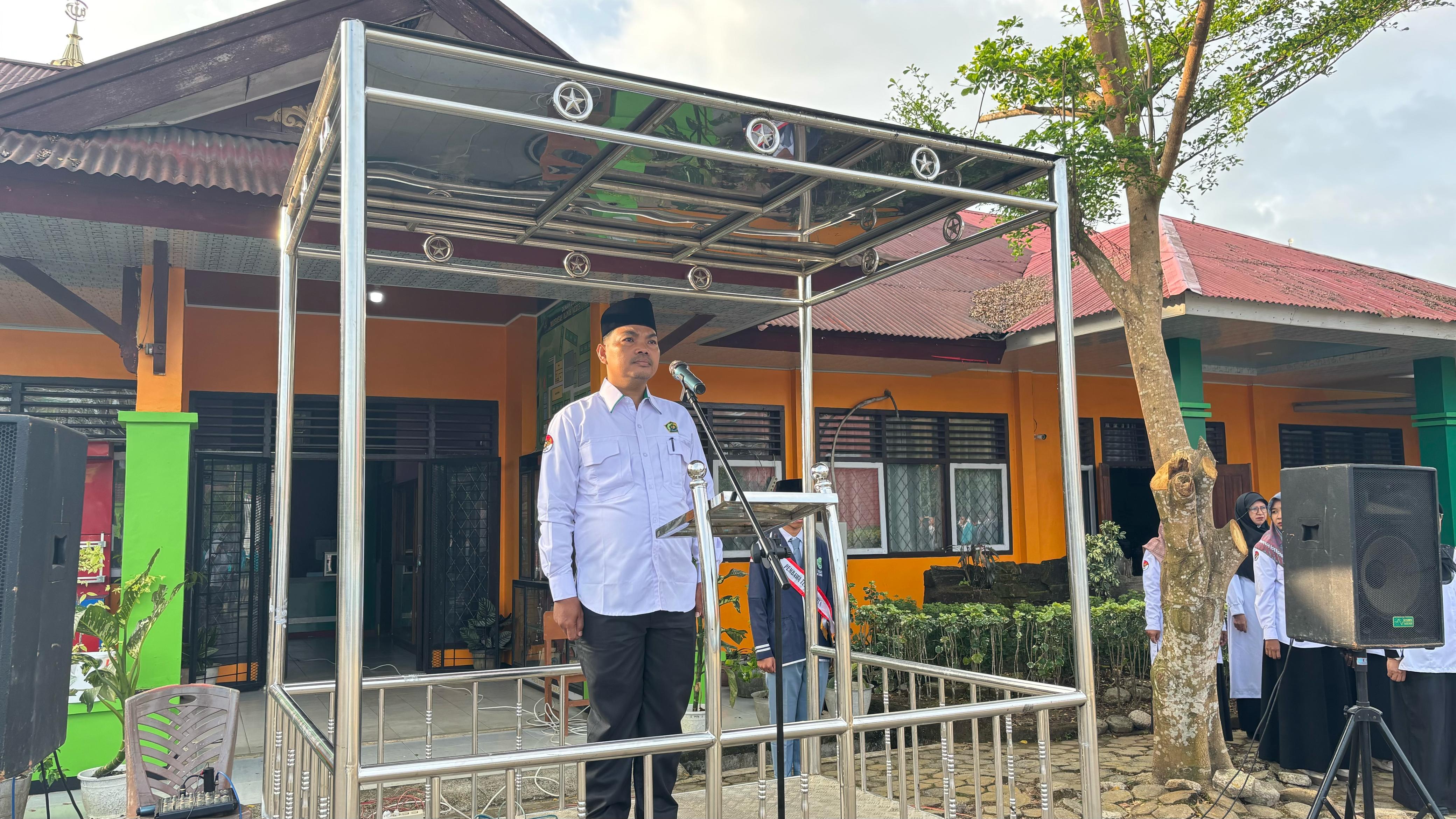 MAN 1 Bungo Laksanakan Upacara Bendera Sekaligus Peringatan Hari Kartini Tahun 2025