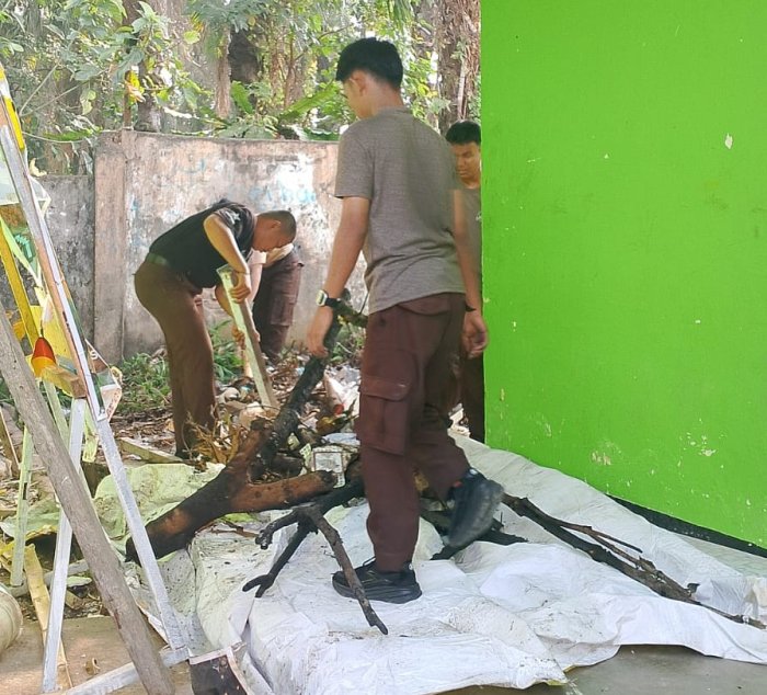 Pramuka MAN 1 Bungo Laksanakan Bakti Sosial, Bersihkan Lingkungan Kelas dan Sekitarnya Pramuka MAN 1 Bungo Laksanakan Bakti Sosial, Bersihkan Lingkungan Kelas dan Sekitarnya