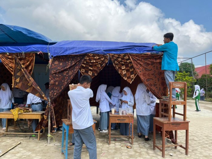 Siswa XI MIPA 1 MAN 1 Bungo Hias Stand PORSENI dengan Semangat Kebersamaan