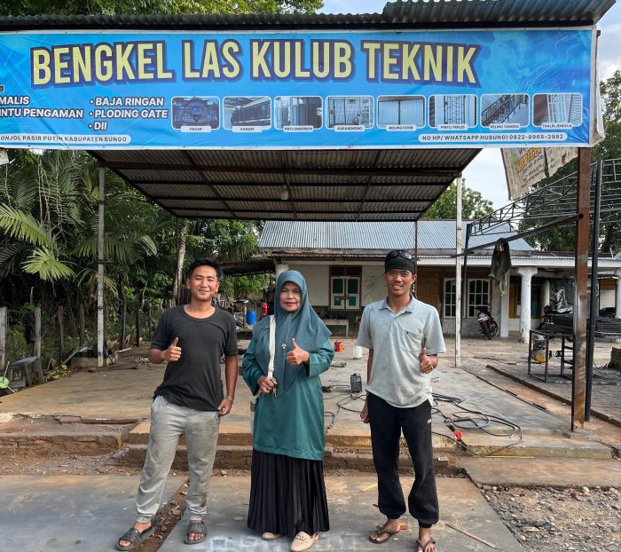 Guru Pembimbing Pantau Siswa PKL Teknik Pengelasan di Bengkel Las Kulub Teknik