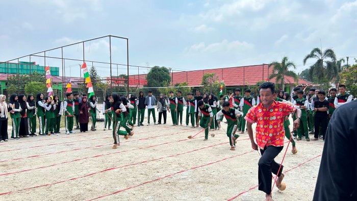 Meriah dan Penuh Semangat, Estafet Batok Kelapa Warnai HUT RI di MAN 1 Bungo