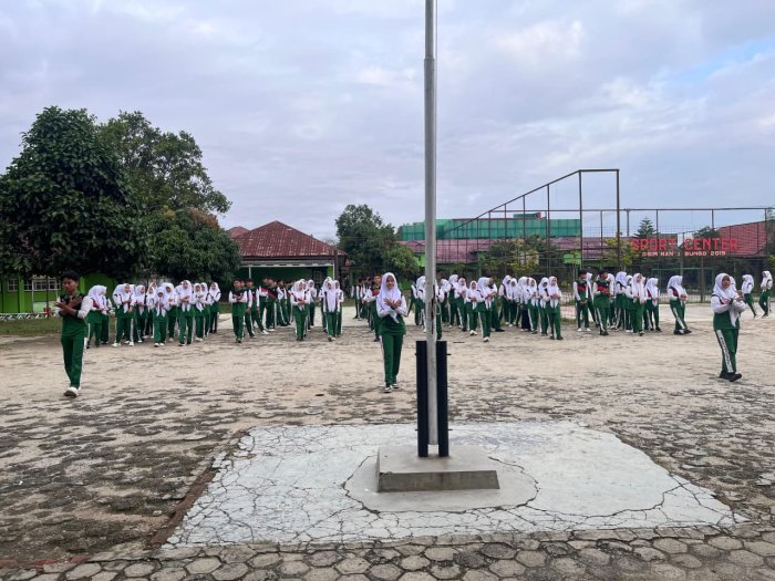 Tingkatkan Kebugaran, Warga MAN 1 Bungo Gelar Senam Rutin Setiap Sabtu Pagi