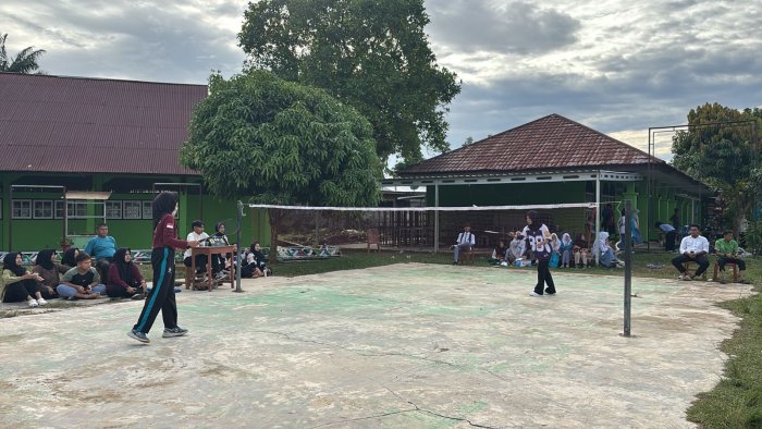 Derby Sengit Warnai Laga Badminton Putri Porseni XI MAN 1 Bungo